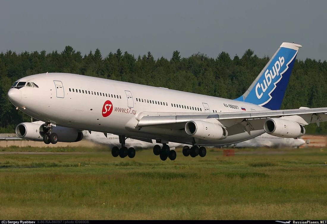 Самолёт s7 airlines ту 154 новосибирск. Аэропорт толмачево s7. Толмачёво аэропорт s7 зима. Ребрендинг авиакомпания s7 самолёт. Самолет s7.