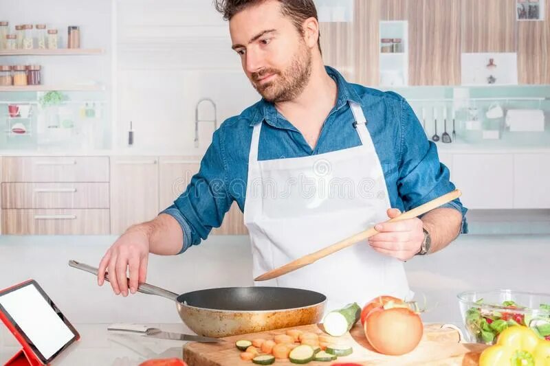 Learning to cook. Learn to cook. люди готовят для коммерческих целей. learn cook online. cook on nerdtron.