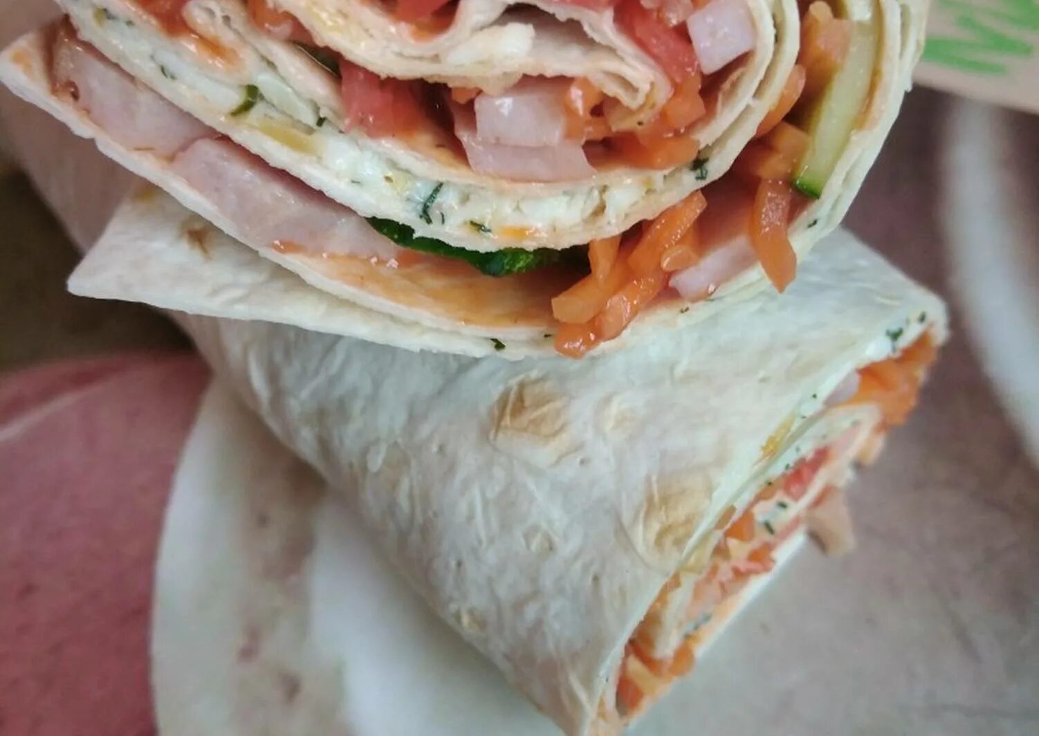 рулет из лаваша с ветчиной. рулет из лаваша с корейской морковкой. рулетики с ветчиной и сыром в лаваше. рулет из лаваша с ветчиной и сыром. рулет из лаваша с ветчиной и помидорами.