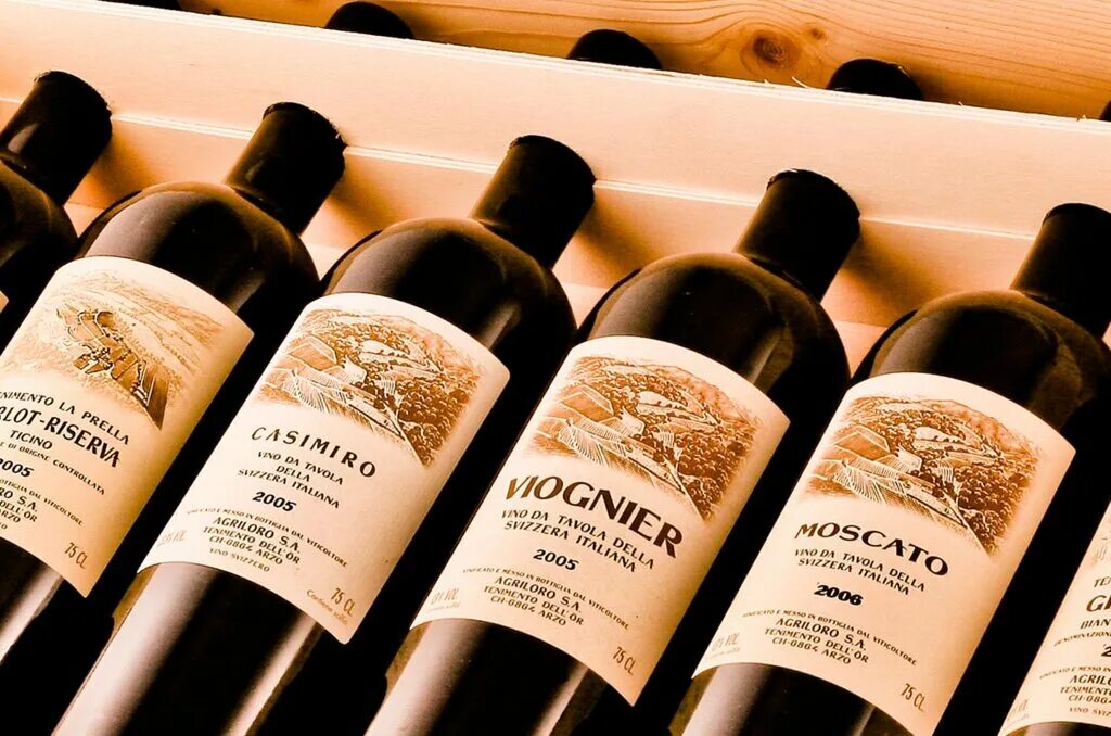 Alaris вино белое airen. Вино красное в ашане. Магазин вино и напитки. Много бутылок вина. Вино из сша калифорния.