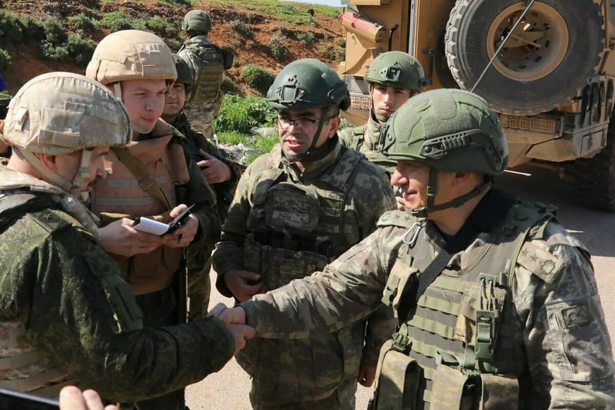 Сирия сколько военных. Солдаты вс РФ В Сирии. Российско-турецкий патруль в Сирии. Российские войска в Сирии. Российские военные в Сирии.