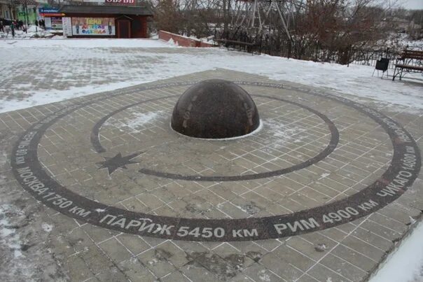 Сколько по времени пуп земли. Памятник пуп земли в кунгуре. достопримечательности кунгура пуп земли. кунгур город пуп земли. переславль-залесский достопримечательность пуп земли.