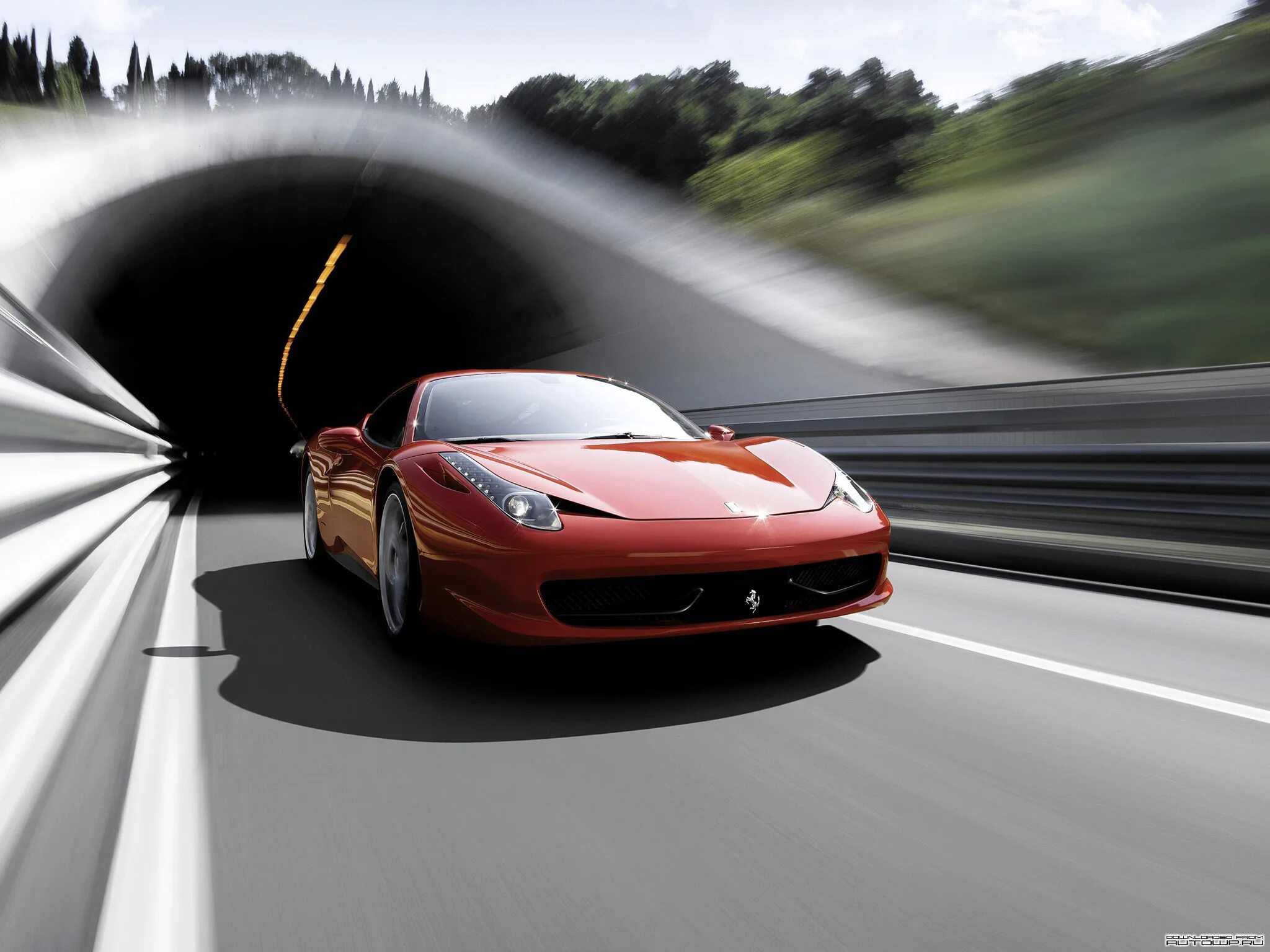 Машина красиво едет. Ferrari 458 аэродинамика. Машина в движении. Красивая машина на дороге. Авто скорость.