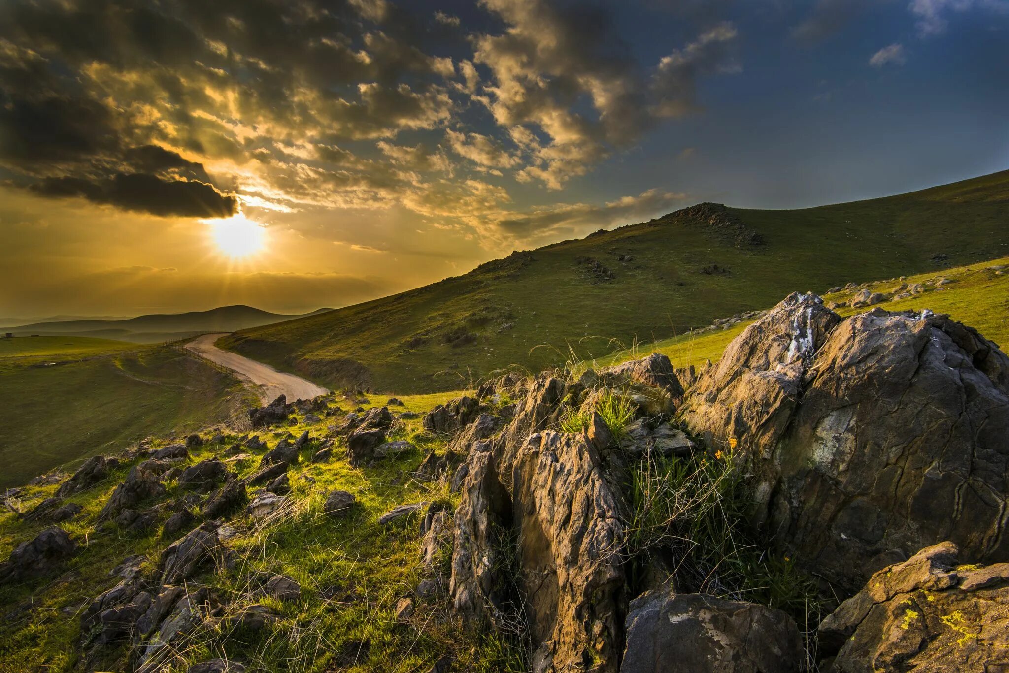 Каменистый ландшафт горы холмы замок Швейцария. Скалистый холм. Каменистый холм. Под холмом