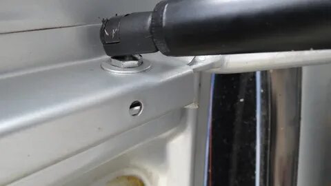 Крепление газового упора багажника