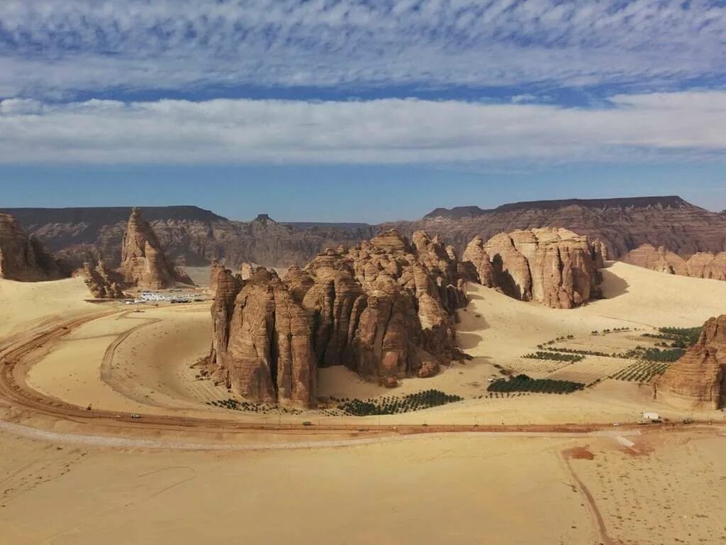 Аль ула саудовская. Алюла Саудовская Аравия. Оазис Аль-Ула. Al-Ula в Саудовской Аравии. Саудовская Аравия пустыня Аль Ула.