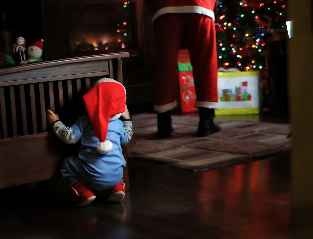 Дети ждут Деда Мороза. В ожидании Деда Мороза. Дед Мороз приходит ночью.