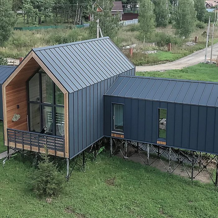 Барнхаус кликфальц. Фальцевая кровля 7024. фальцевая кровля барнхаус. ral 7024 кликфальц. барнхаус 7024.
