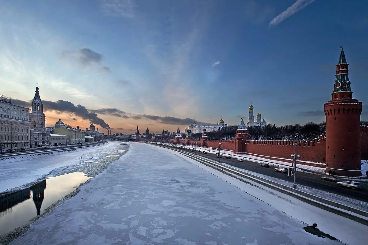 В каких городах россии теплые зимы. Москва зимою Гиргенсон. Москва зимой. Москва зимйо. Кремль зима.