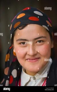 Oyoqlar orasidagi mushukning shaxsiy fotosurati