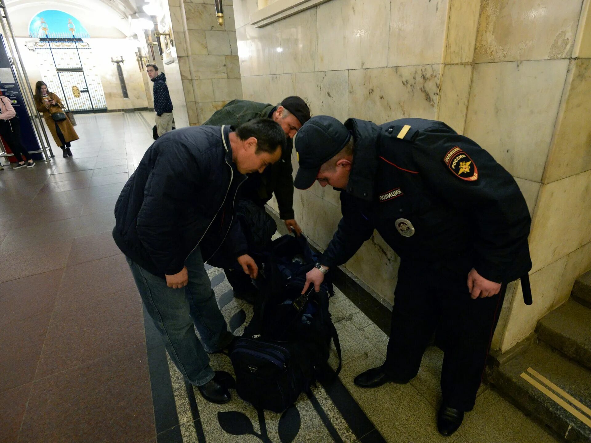 В метро с ножом можно. Личный досмотр. Досмотр полицией. Обыск человека. Досмотр вещей полицией.