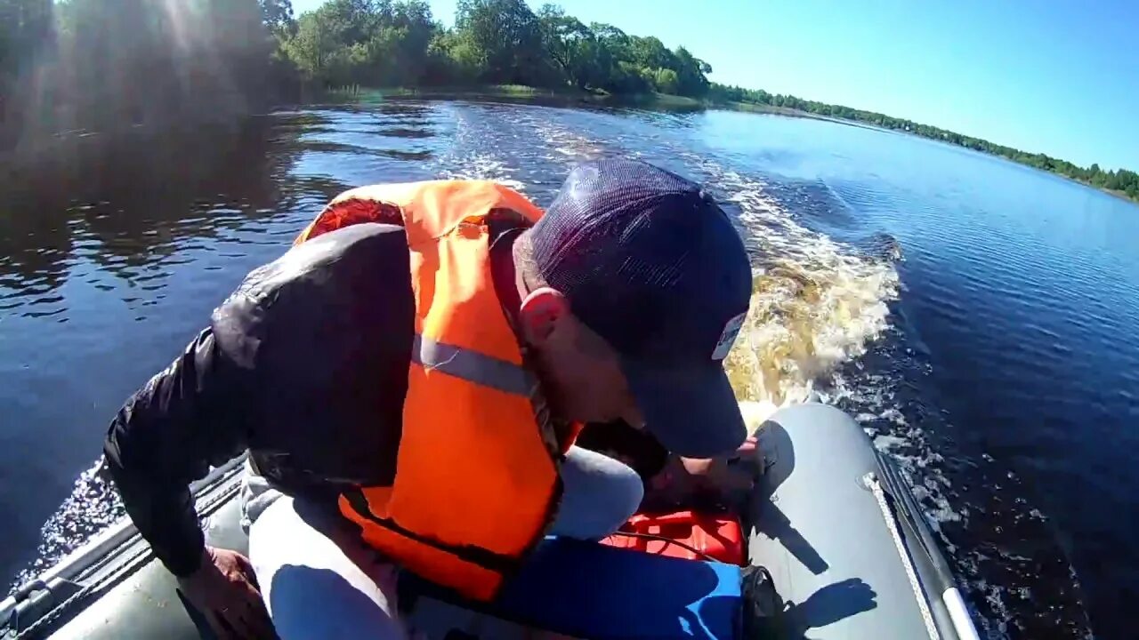 Можно ли ездить на лодке. Пара катается на лодке. Пара катается на лодке по реке со спины. Мамонтово Алтайский край катание на лодке. Девушка на моторной лодке.