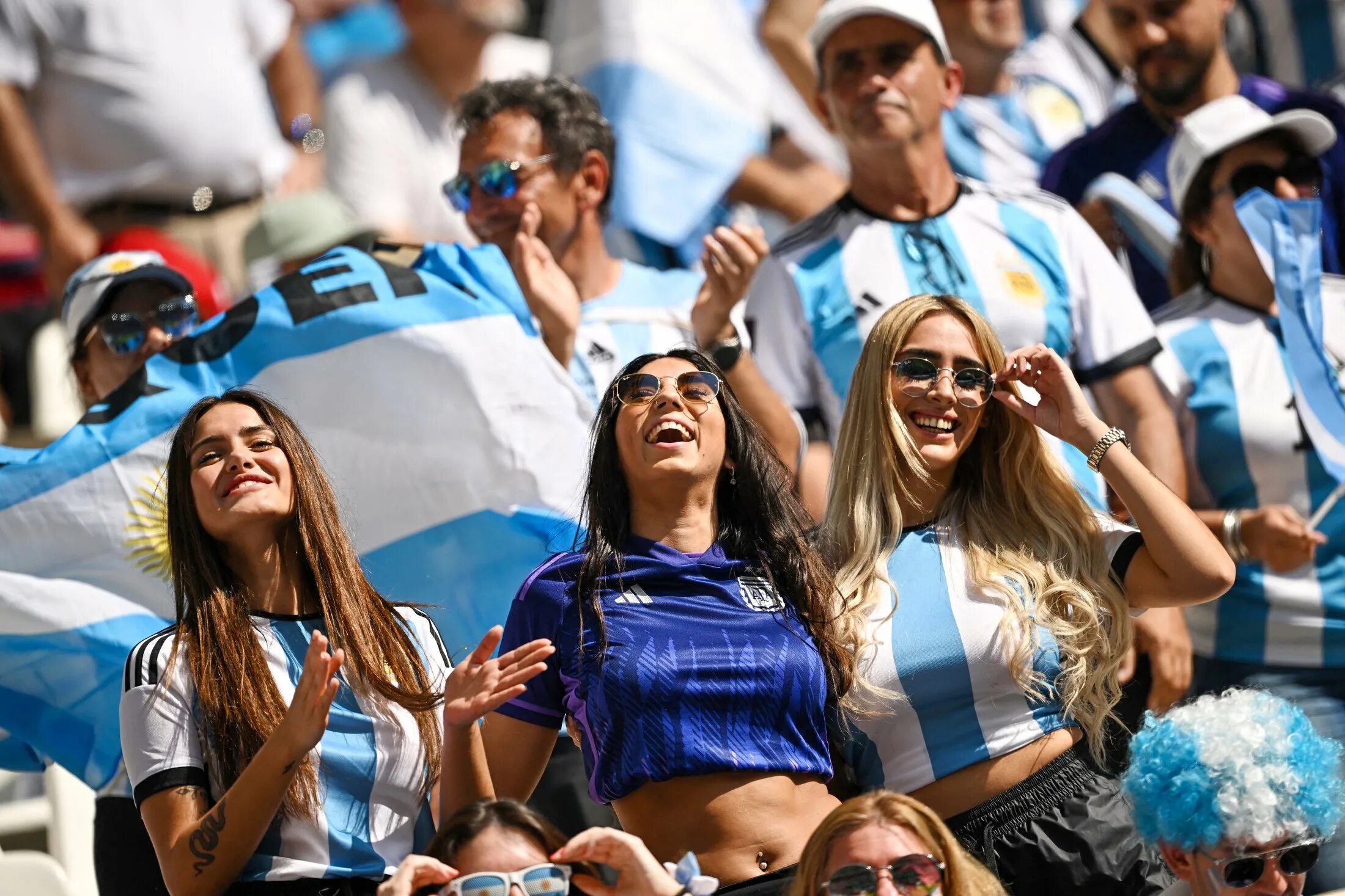 Argentina girl. Фанатки аргентины. Футбольные фанатки. Фанатки сборной аргентины. Фанатки аргентины.