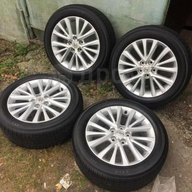 Колеса camry r17. 235/55 r18 на камри 70. Шины 225 55 17 на камри 70. Диск резина тойота камри 50. Резина на тойоту камри 17.
