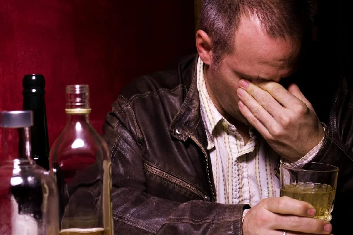 Самый пьющий человек. Статистика алкоголя в россии. Алкаши в баре. Самый пьющий человек. Самый пьющий человек.