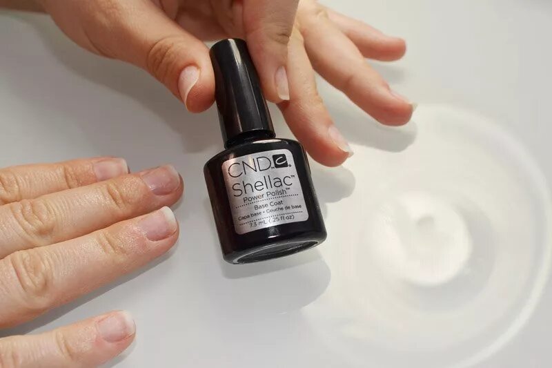 Окрашивание деревянных поверхностей. Нанесение лака на ногти. Обычный лак для ногтей. Накрашенные ногти. Красит ногти красным лаком.