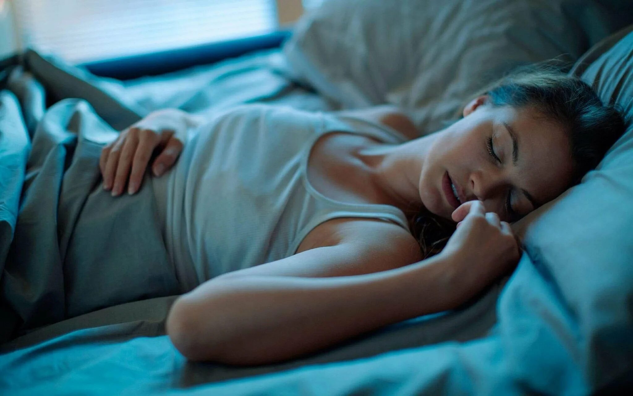 She is sleeping. Женщина спит. Спящая красивая женщина. Девочка спит. Девушка засыпает.