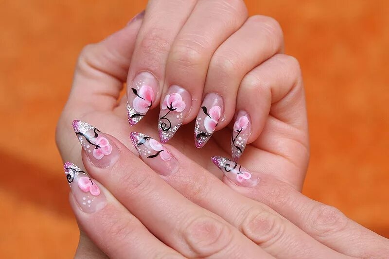 Сакура на ногтях. Маникюр с рисунком. Французский маникюр с сакурой. Рисунки нарощенных ногтей. Дизайн ногтей сакура