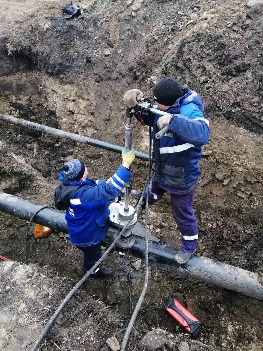 Врезка в сеть. Врезка под давлением в водопровод ду600. врезка трубопровода под давлением 110. врезка в трубопровод под давлением газ. врезка в газовую трубу.
