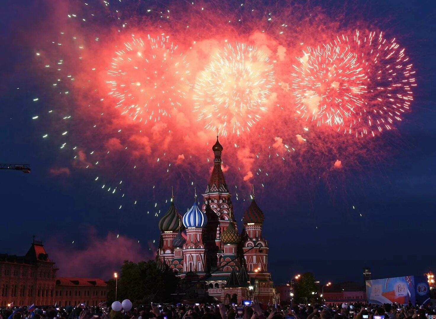 День россии что будет в москве. Салют в Москве 12 июня. Салют на красной площади 9 мая. День России салют. Праздничный салют в Москве.