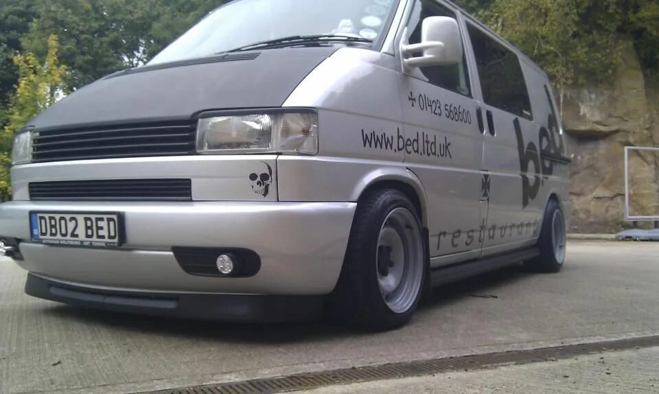 Фольксваген транспортёр т4 стенс. VW t4 stance. Transporter t4 stance. Volkswagen Transporter t4 желтый.