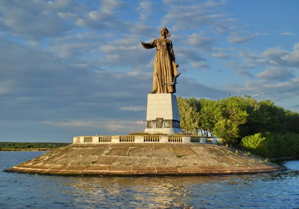 Матерью русских рек люди. Монумент Волга-мать в Рыбинске. Монумент Волга Рыбинск. Рыбинск статуя мать-Волга. Родина мать Рыбинск.