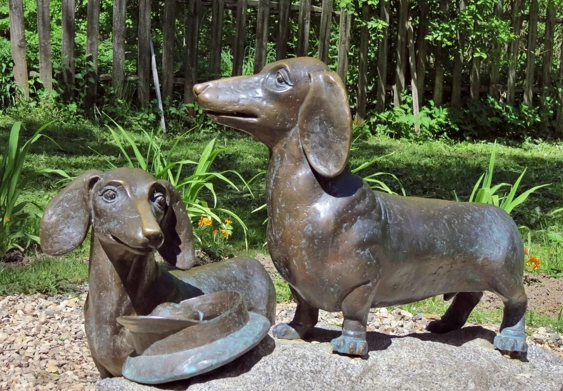 Памятник собакам чехова в мелихово. Таксы чехова бром исаевич и хина марковна. Метис бигля. Таксы чехова. Усадьба мелихово таксы.