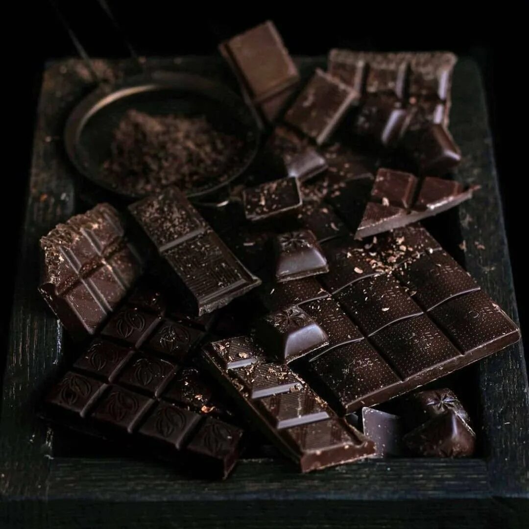 Горький шоколад шоколатье. Черный шоколад Тринити. Горький шоколад фото. Плитка шоколада.