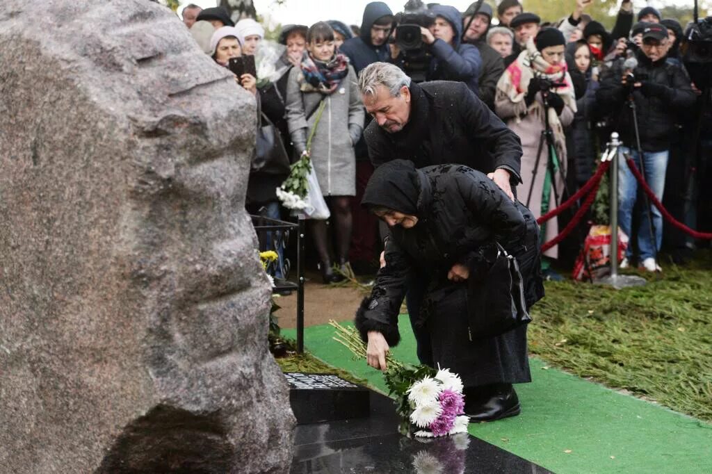 На каком кладбище похоронен немцов. Троекуровское кладбище Немцов. Троекуровское кладбище кладбище Бориса Немцова. Могила Бориса Немцова на Троекуровском кладбище.