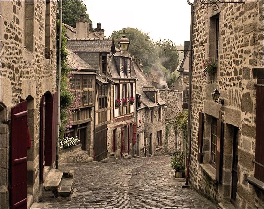 This old town. Старинная улочка мощеная во Франции. Город Динан Франция. Средневековые улочки Ньона Франция. Франция улица Dinan Brittany.