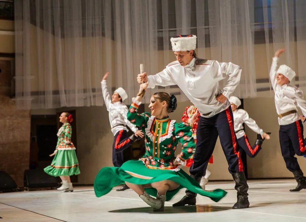 казачьи танцы девушек. костюм кубанской казачки. танцы терских казаков. казачий костюм женский танцевальный. казачья пляска.