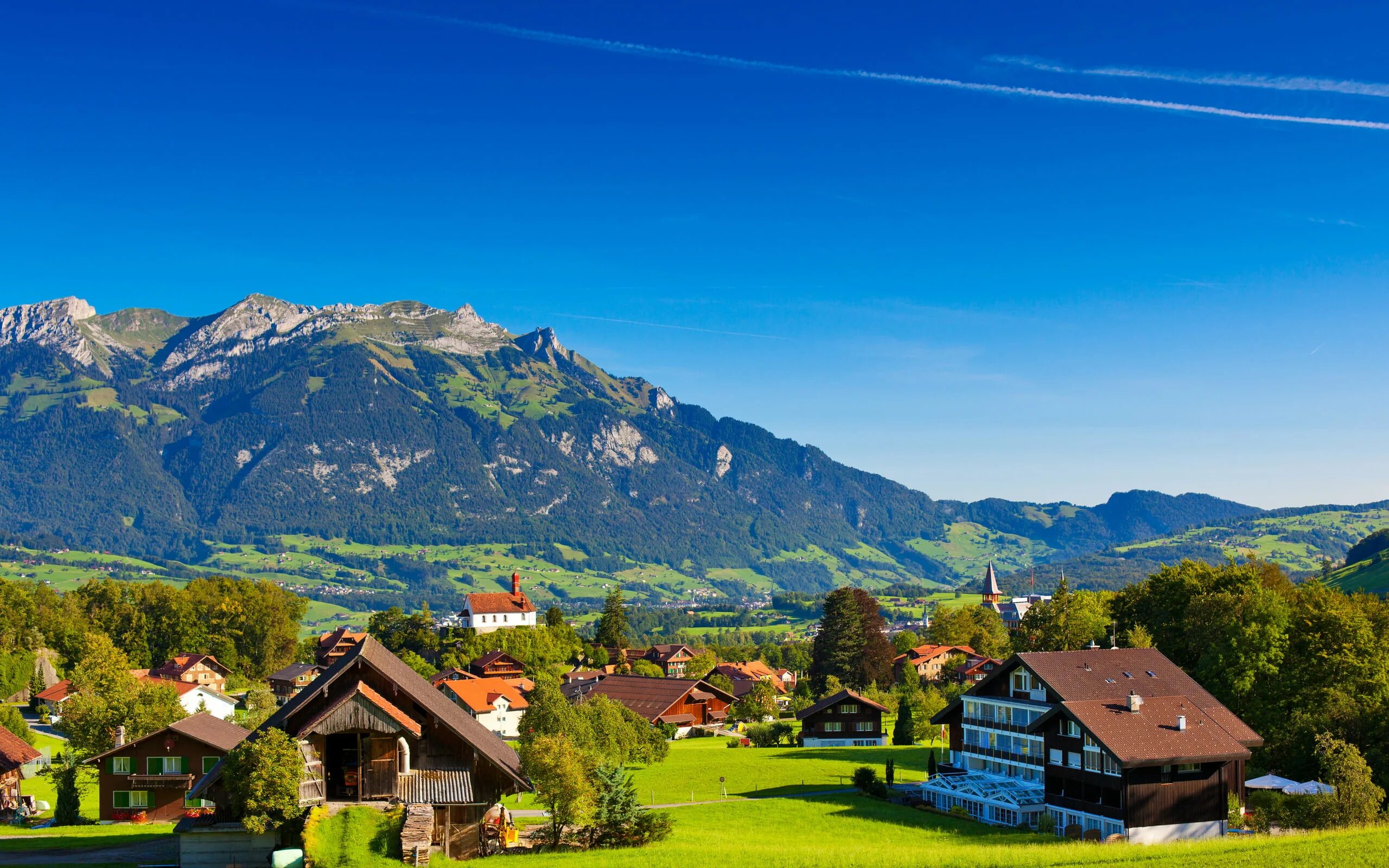 Das schweiz. Валадилена швейцарские Альпы. Швейцария горы Альпы. Аппенцелль Швейцария. Деревня в Альпах Швейцария.