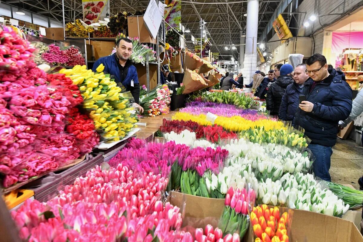 Рижский рынок цены на цветы 2024. Рижский рынок кустовые розы. Рижский рынок цветы. Цветочный рынок в Москве.