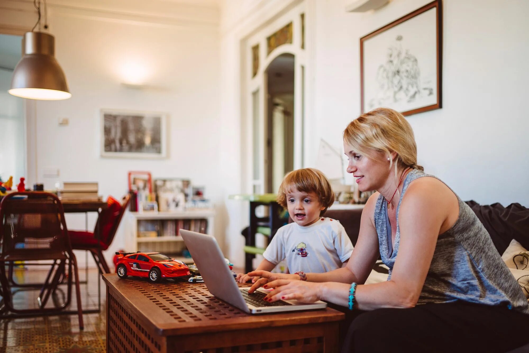 My mother works. Продвинутые мамы. Рабочие мамочки. Барбарой Хупер. Working from Home с детьми картинки.