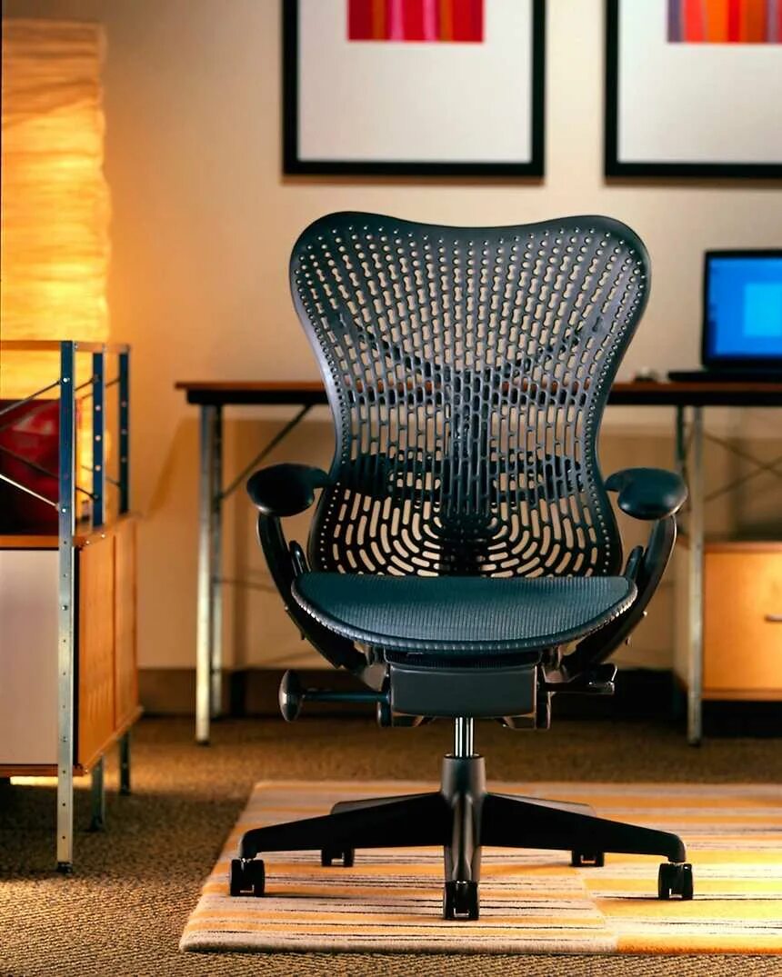 Стул рабочий офисный. Кресло Herman Miller Mirra 2. Herman Miller кресло. Компьютерное кресло Herman Miller Mirra. Кресло рабочее Hermann Miler.