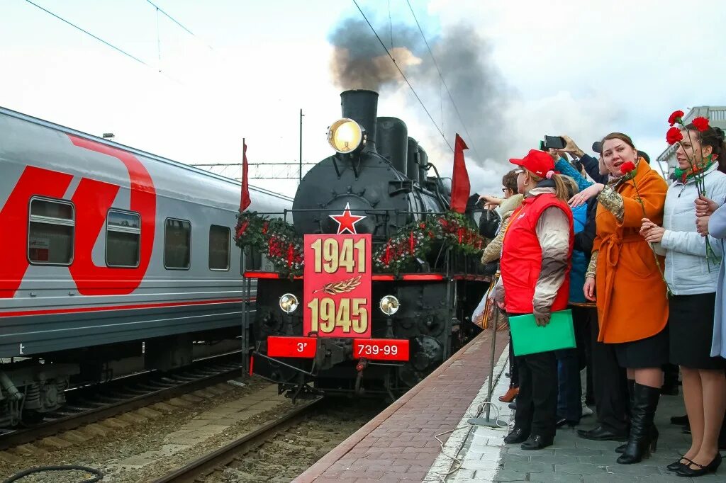 Весь вагон радовался моей