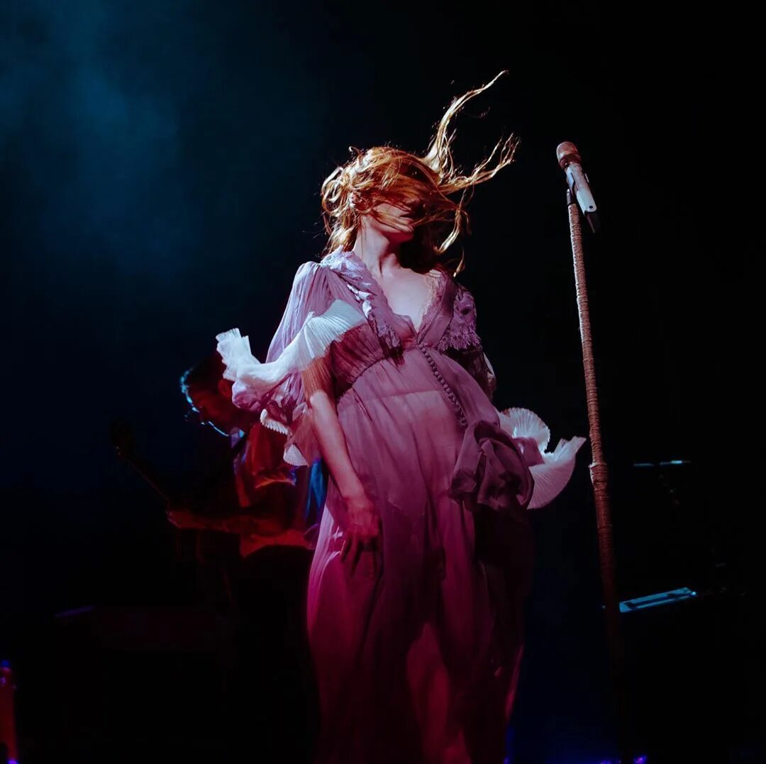 Florence the machine dog days are. Флоренс Уэлч концерт. Флоренс Уэлч на сцене. Florence and the Machine концерт. Florence the Machine концерт последни йконцерт.