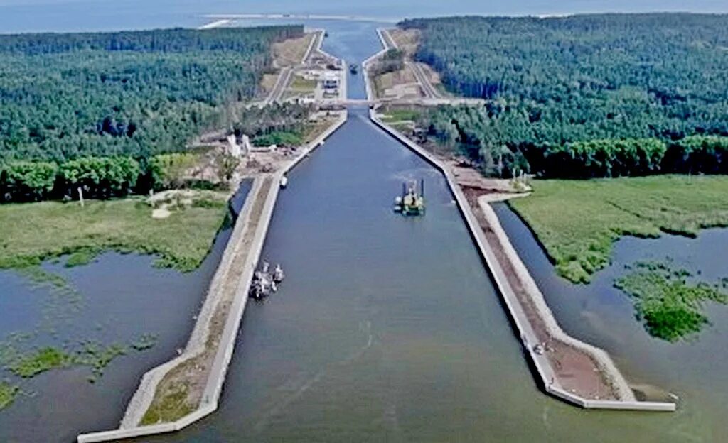 Канал между озерами. Балтийская коса судоходный канал. Судоходный канал в Польше. Судоходный канал через Балтийскую косу. Балтийская (Вислинская) коса.