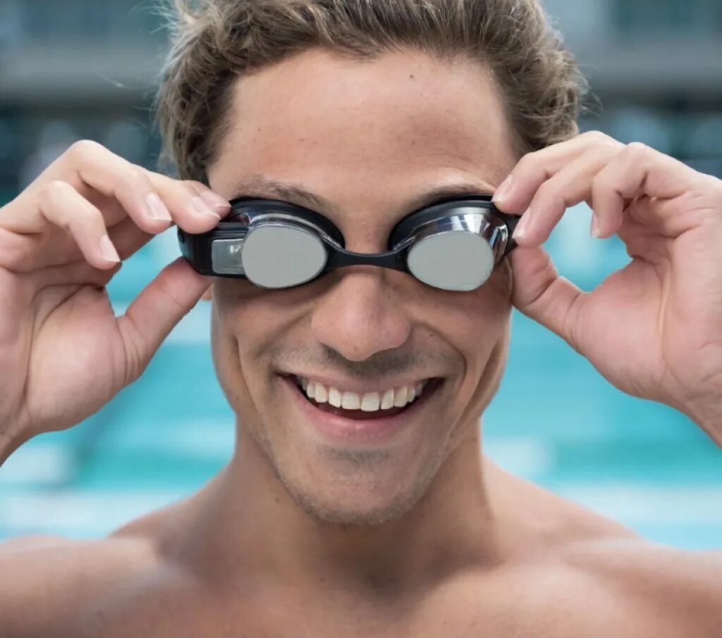 Очки для плавания form Swim Goggles. Умные очки для плавания form Smart Swim Goggles fsg2. Очки для плавания на человеке.