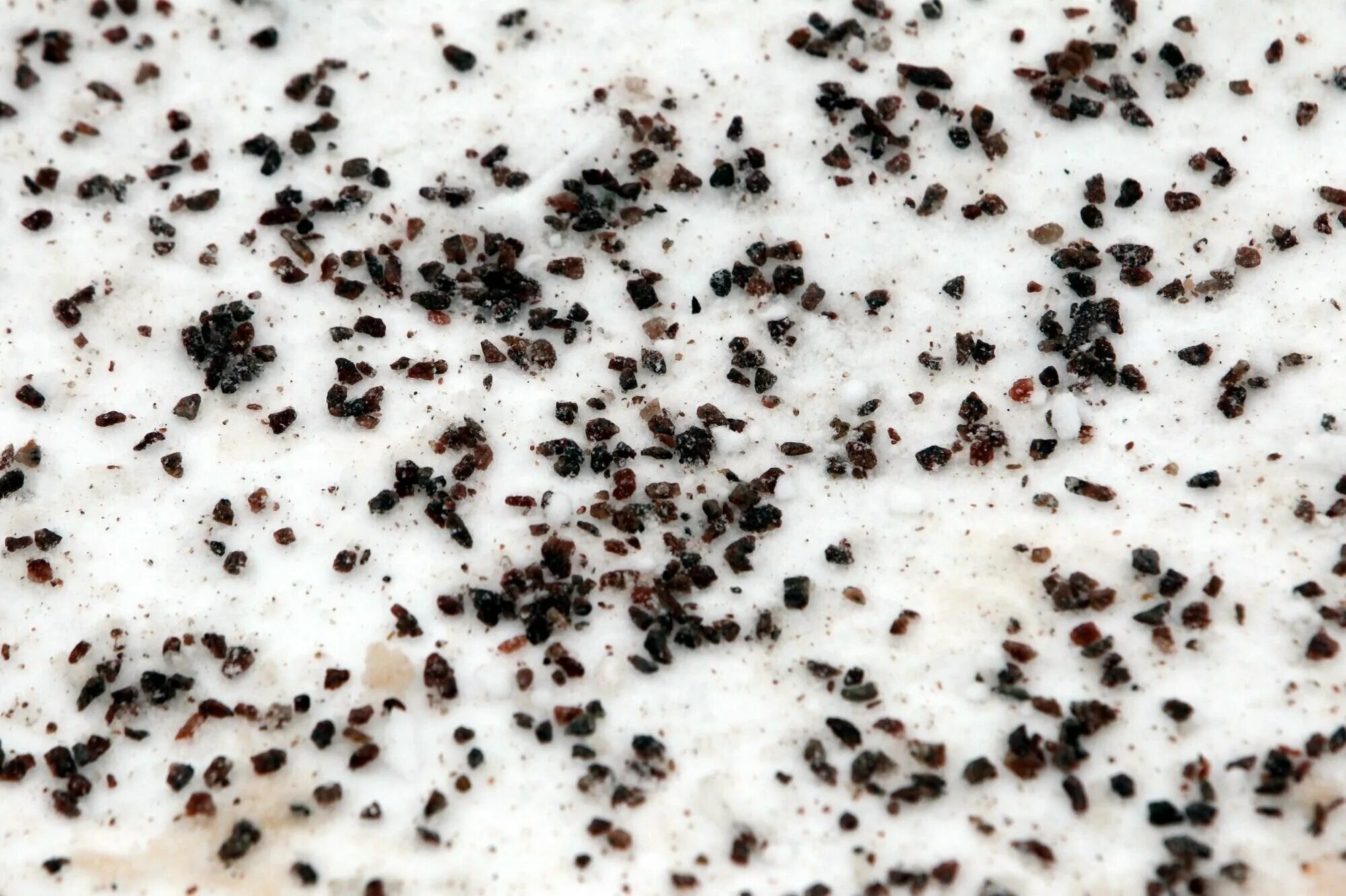 крошка для посыпки дорог от гололеда. реагенты на дорогах. посыпка гранитной крошкой. отсев гранитный красный. посыпка тротуара гранитной крошкой.