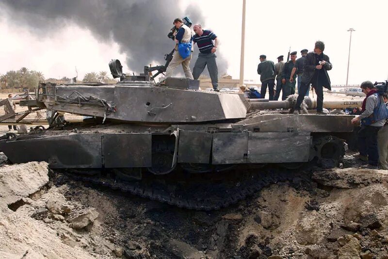 Видео поражения абрамса. М1а2 Абрамс подорванный. Ирак подбитые танки Амбрас. Танк Абрамс м1а2 подбит.