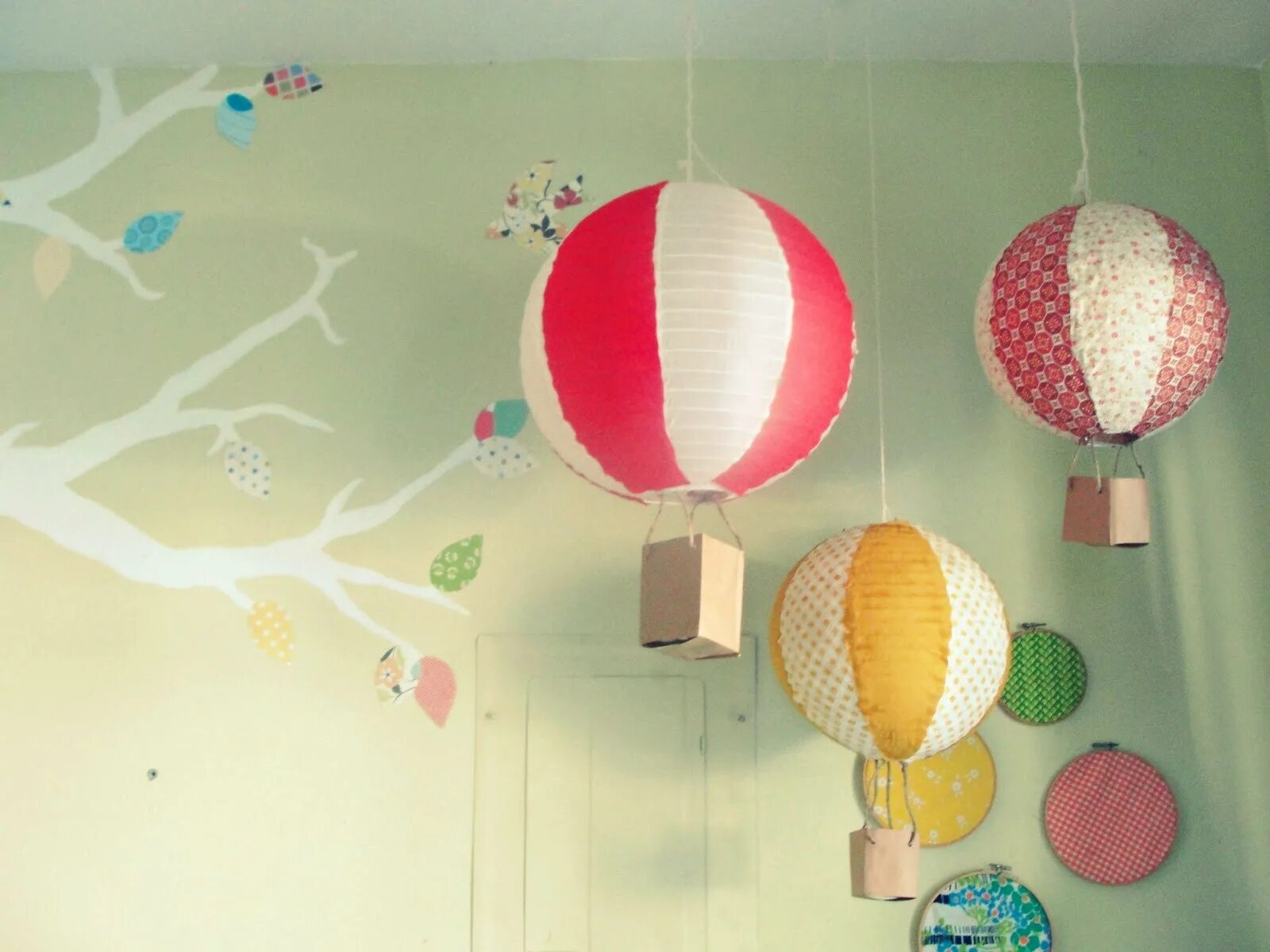 Как создать воздушный шарик. Поделка воздушный шар с корзиной. Воздушный шар из бумаги объемный. Воздушный шар декорация. Воздушный шар с корзиной декор.