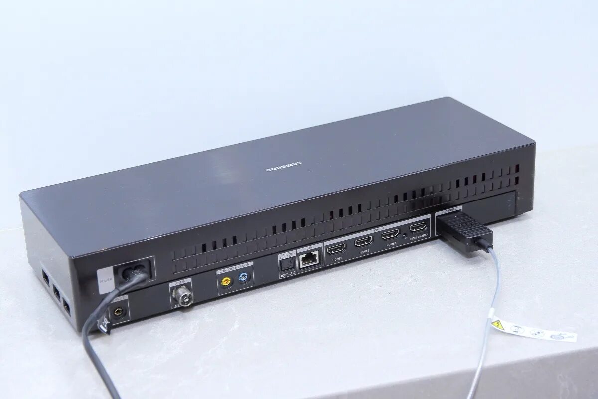 Samsung one connect телевизоры. Размер one connect для samsung s95c. Samsung one connect box. Блок one connect для samsung. Samsung one connect box.