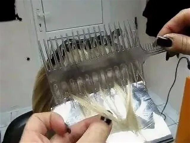 Мелирование расческой для мелирования видео. Мелирование волос расческой. мелирование волос расческой в домашних. мелирование волос с помощью расчески. мелирование через расческу для мелирования.