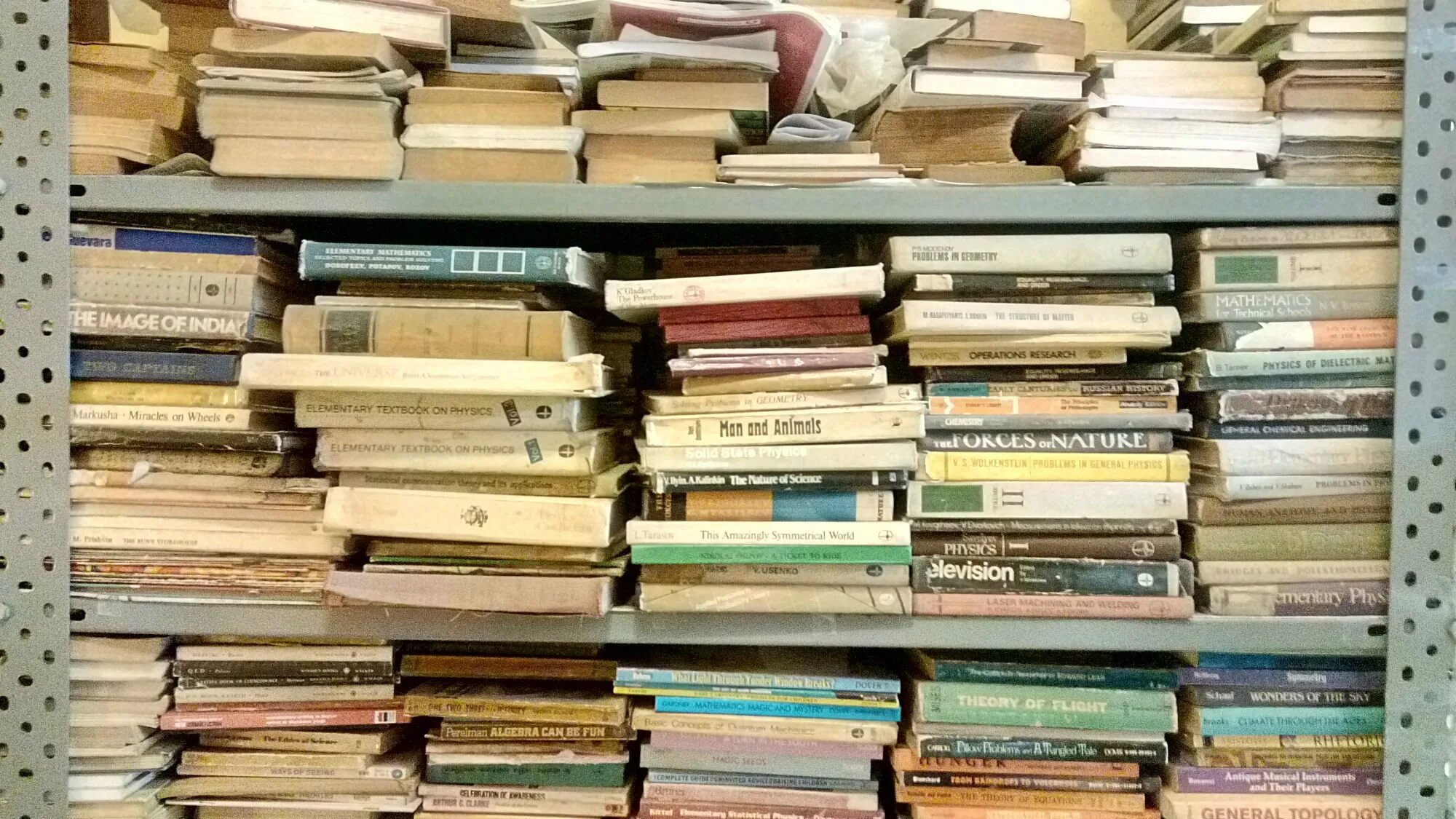 Сайт с любыми книгами. Стеллаж для книг. Стол заваленный книгами. Стопка книг для фотошопа. Куча книг фото.