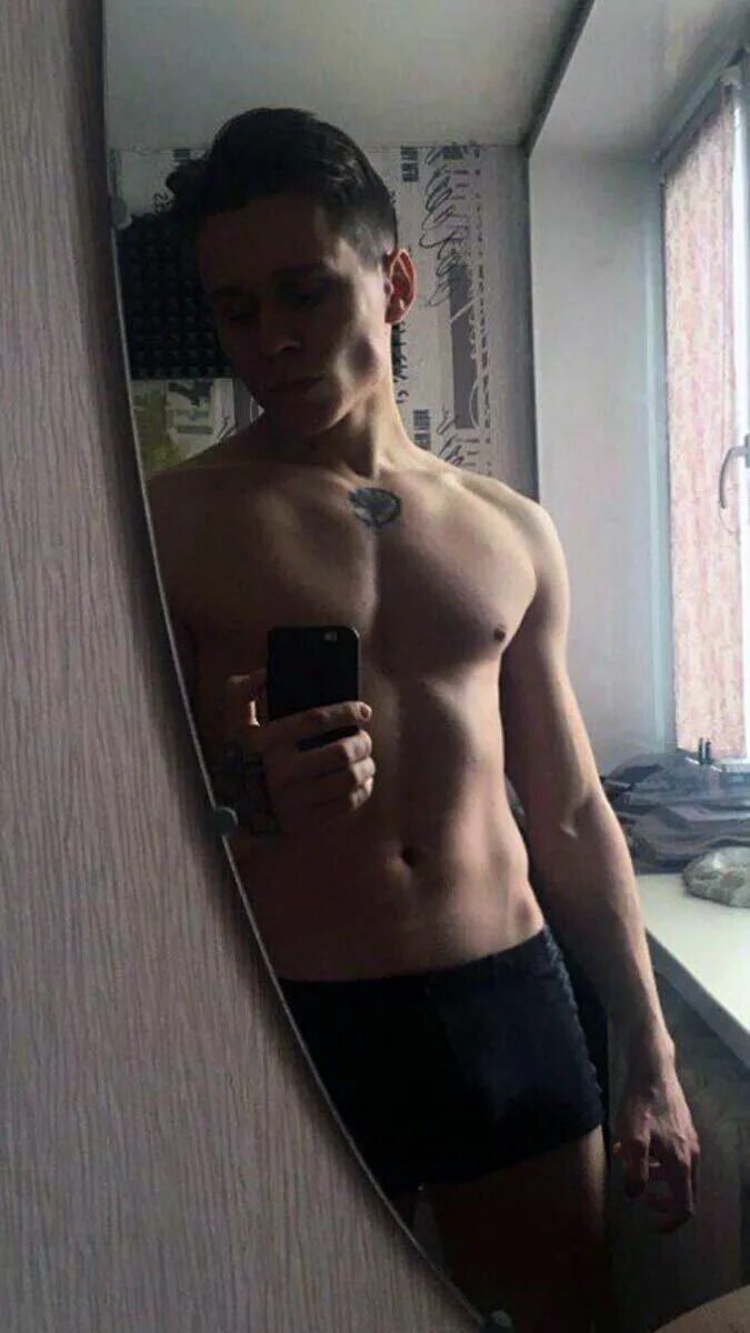 Фото парня 18 домашние. Интимные фотографии парней. парень в трусах перед зеркалом. интимные фотографии мальчиков. мальчик в трусах селфи.