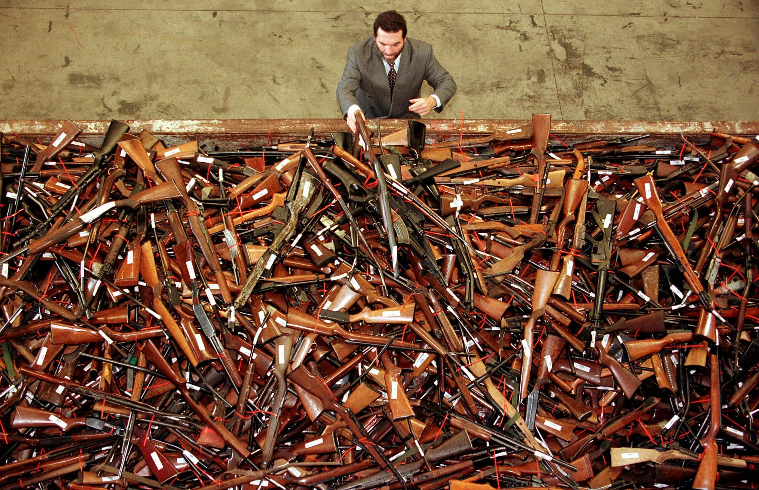 Черный рынок пистолетов. Куча оружия. Торговля оружием. Куча огнестрельного оружия. Много оружия.