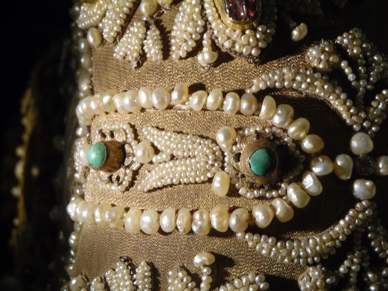 вышивка жемчугом и бисером. вышитые иконы убрус. юннан никадумус кокшники. юханн никадимус кокошники. жемчуг.