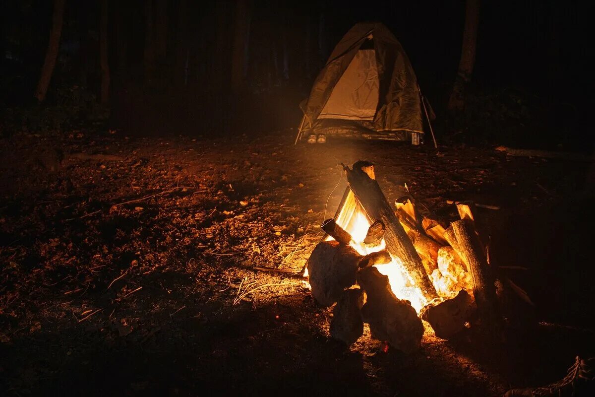 Темнота в палатке. Палатка кемпинг костерок. Палатка в лесу. Лес палатка костер. Ночь палатка костер.