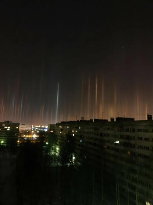 световые столбы в спб 2021. световые столбы природное явление. северное сияние в сестрорецке. световые столбы в спб природное явление. гало световые столбы.